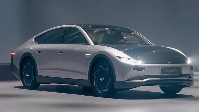 ”لايتيير“ تنتج سيارة كهربائية تعمل بألواح شمسية