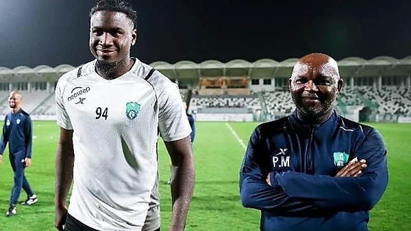 محترف الأهلي يغادر معسكر الفريق