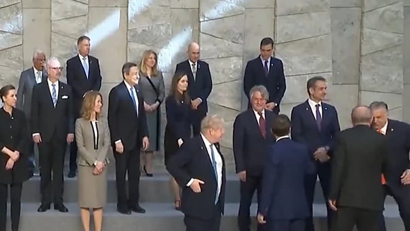 شاهد.. "جونسون" يتعرض لموقف محرج خلال قمة الناتو