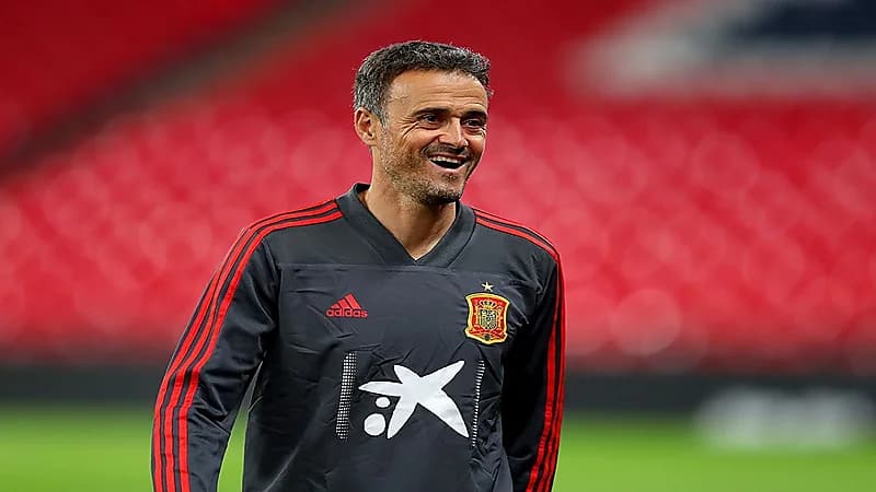 بالفيديو.. مدرب إسبانيا يبتكر طريقة جديدة لسماع التعليمات الفنية