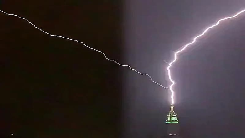 بالفيديو.. صاعقة تضرب برج الساعة في مكة المكرمة