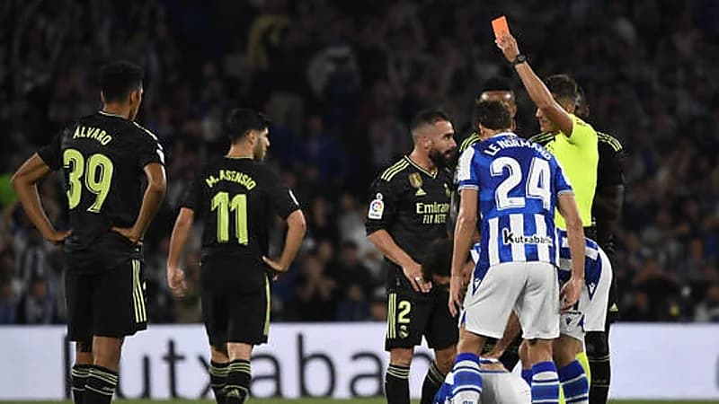 نجم ريال مدريد يثير الجدل بعد طرده