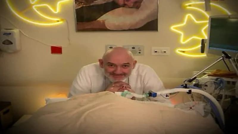 خالد بن طلال يؤدي صلاة التهجد ليلة 29 عند ابنه الوليد.. فيديو