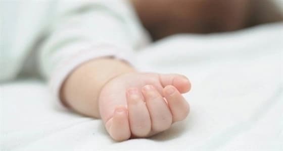 سيدة تكتم أنفاس ابنيها بـ " وسادة " ثم تقطع شرايين يدها