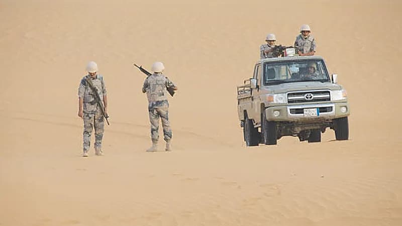 إنقاذ 5 مقيمين تعطل قاربهم في عرض البحر