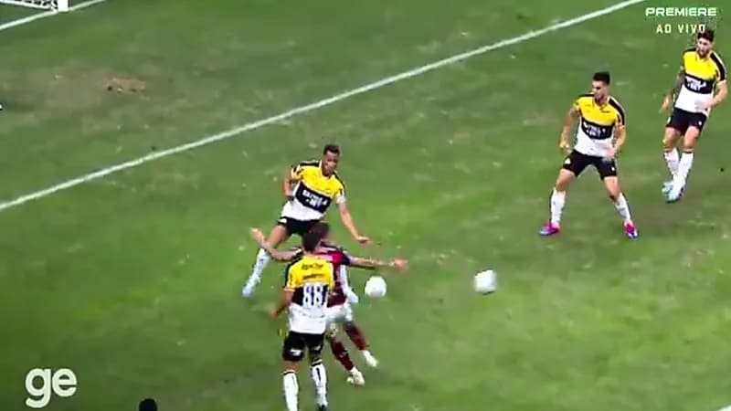 ركلة جزاء غريبة في الدوري البرازيلي .. فيديو