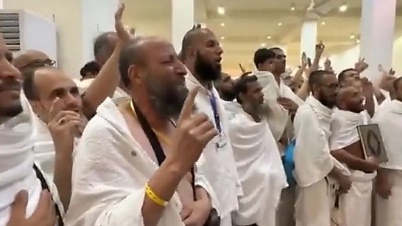 دموع الفرح تغمر أعين الحجاج بعد خطبة عرفة وأداء الصلاة .. فيديو