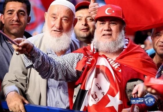 شاهد بالصور.. رجل أعمال سعودي يسافر إلى تركيا مع عائلته للمشاركة في المظاهرات الرافضة للانقلاب