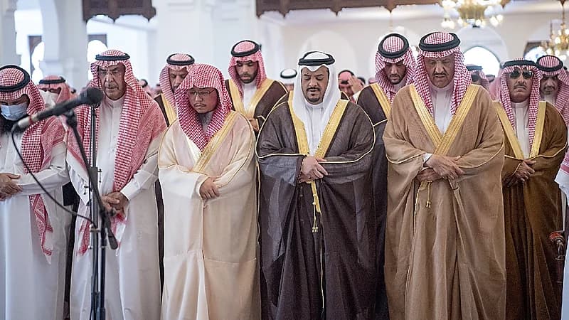 بالصور .. أمير الرياض بالنيابة يؤدي صلاة الميت على سعود السديري