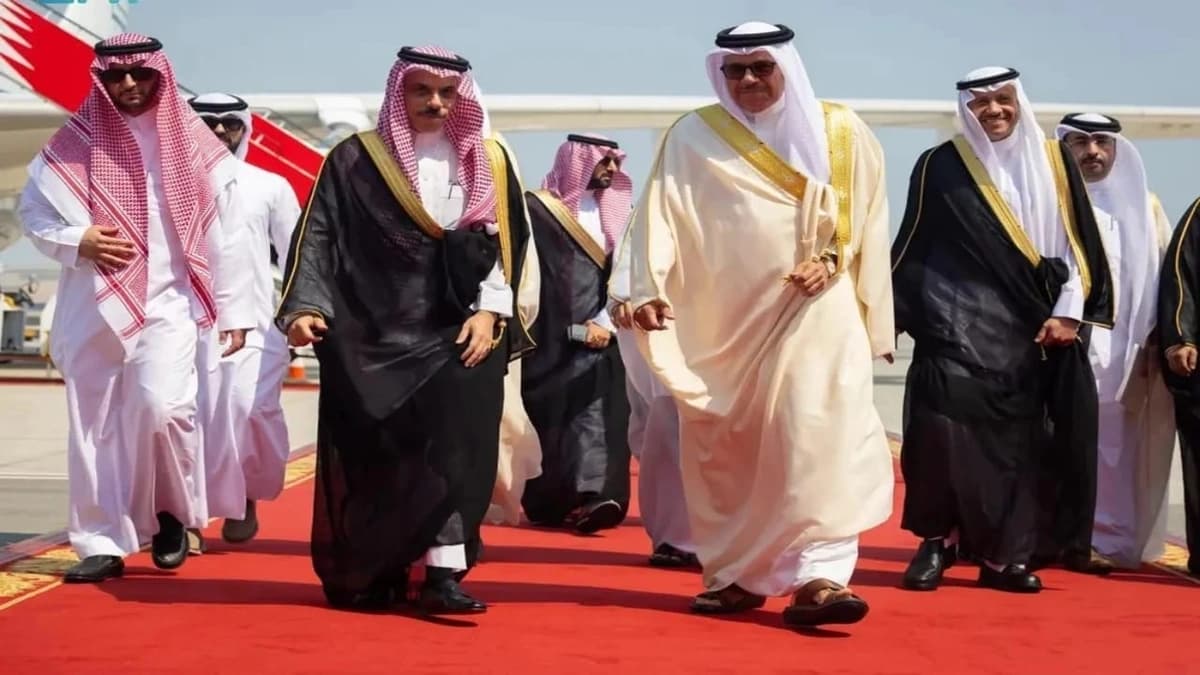 وزير الخارجية يصل إلى البحرين لترؤس اجتماع اللجنة التنفيذية لمجلس التنسيق السعودي البحريني