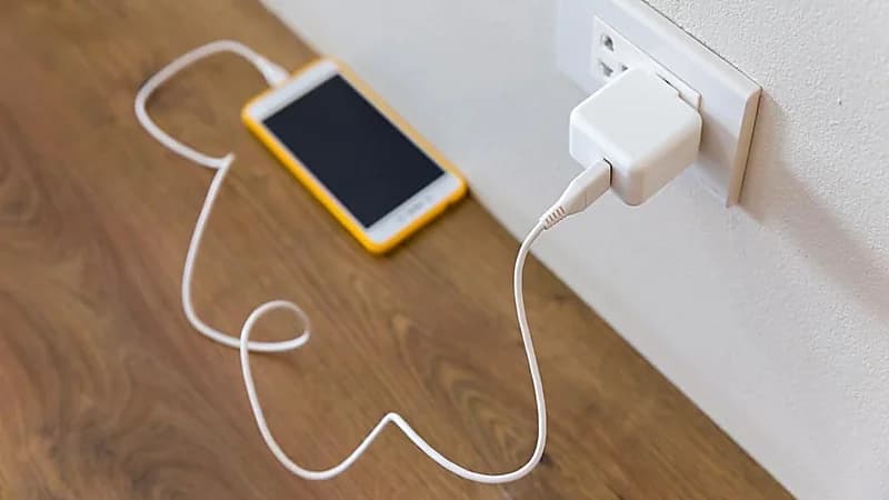 تحذيرات من خطورة شحن الجوال