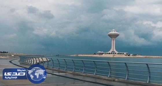 صورة لكورنيش الخبر تبرز جمال السحب المتجمعة