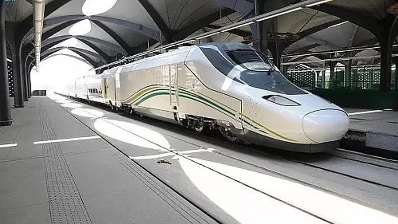 توقف مفاجيء لقطار الحرمين وسط الصحراء