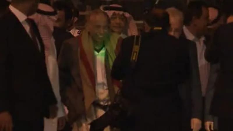 شاهد.. وصول شقيق الرئيس اليمني السابق مع عدد من الأسرى اليمنيين للرياض