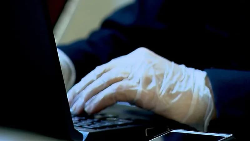 الابتزاز الإلكتروني يدفع مراهق لنهاية مأساوية