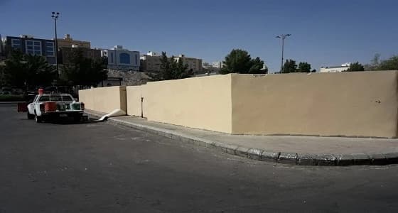 بالصور.. طمس الكتابات الجدارية المشوهة للمظهر العام بمكة
