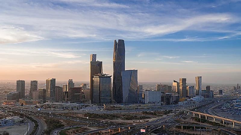 شبكة طرق مركز الملك عبدالله المالي تتحول إلى مشروع ضخم بـ19 جسرًا ومساحات خضراء .. صور