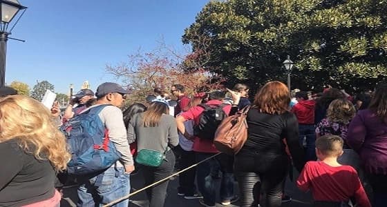 بالصور.. تجمهر المواطنين في ديزني لاند بعد انقطاع الكهرباء بكاليفورنيا