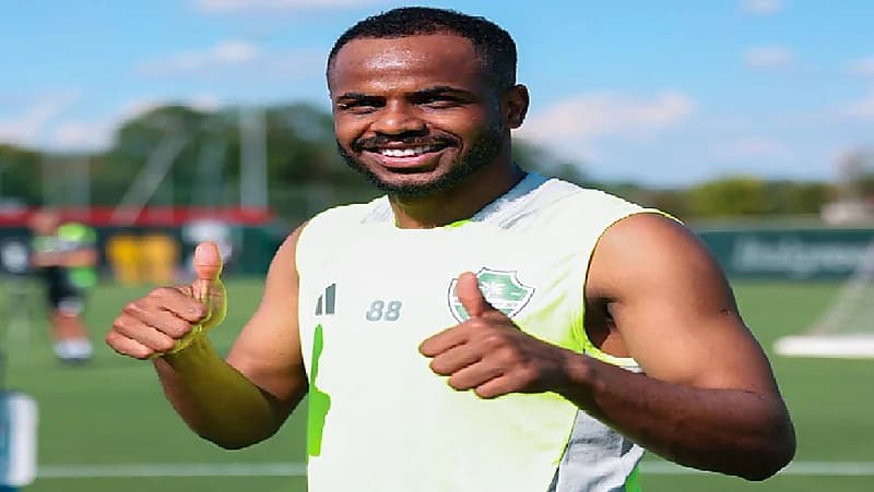 إصابة الخيبري تربك حسابات الأهلي أمام القادسية