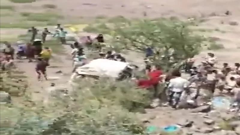 وفاة وإصابة 30 شخص من عائلة واحدة كانوا في طريقهم لحضور عرس.. فيديو