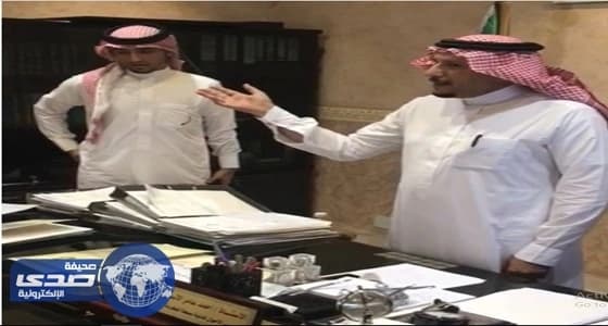 " يتيم مكة " يتسلم بطاقة الأحوال بعد 10 سنوات