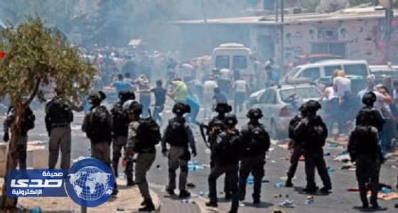 قوات الاحتلال تعتدي على المصلين في محيط الأقصى