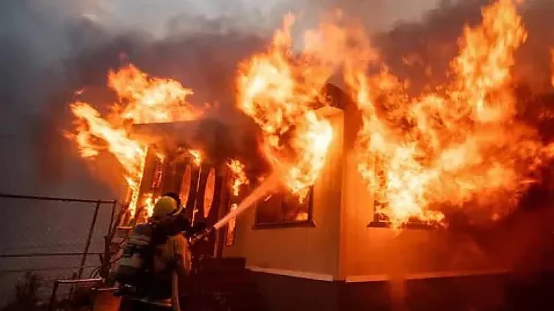 ‎مشاهير فقدوا منازلهم في حرائق لوس أنجلوس .. فيديو وصور