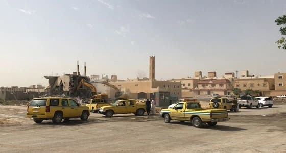 بالصور.. إزالة مبنى مخالف بـ " عرقة " .. و تنبيه بشأن عمال النظافة في الرياض