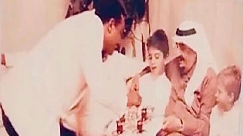 صورة نادرة تجمع الملك فهد مع أبناء الراحل غازي القصيبي