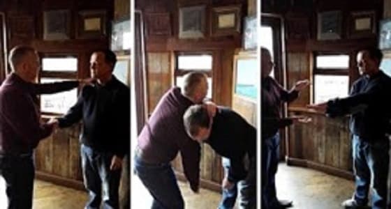 بالفيديو.. معالج يستخدم المصافحة لتنويم زبائنه مغناطيسيا في ثانية