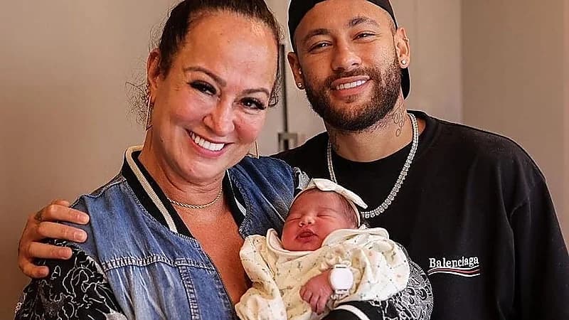 والدة نيمار تحتفل بقدوم حفيدتها .. صورة