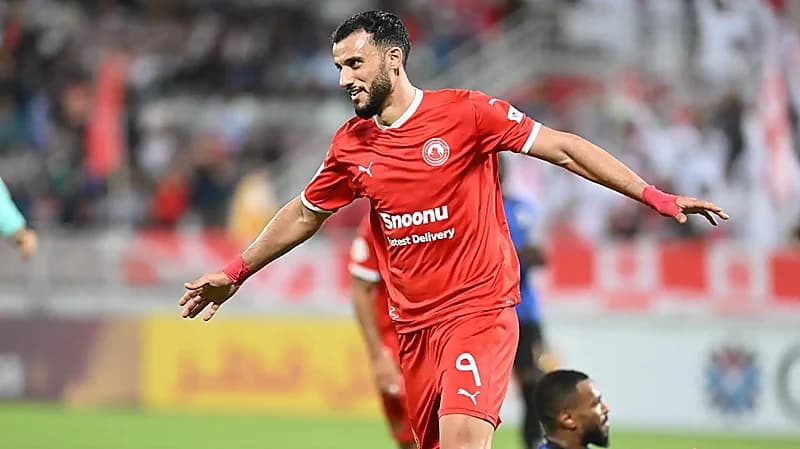السومة يلتقط سيلفي بالزي القطري .. صورة