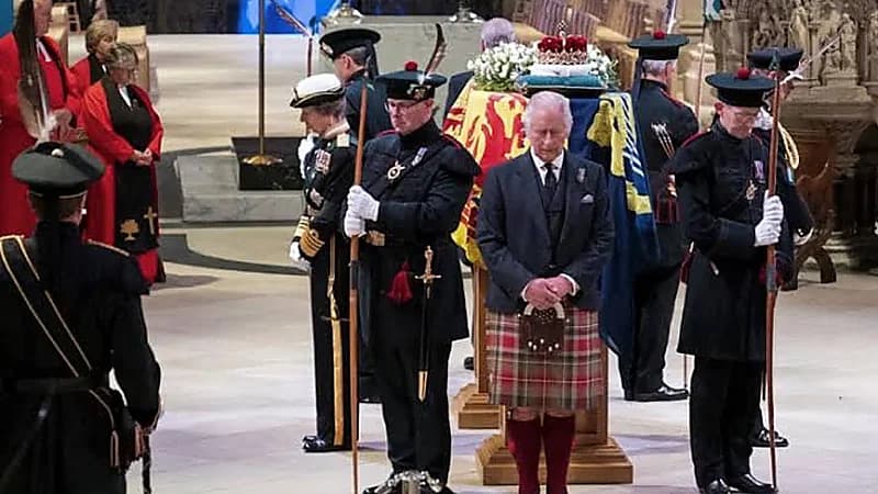 الكشف عن سبب ظهور الملك تشارلز بـ تنورة قصيرة في توديع الملكة إليزابيث