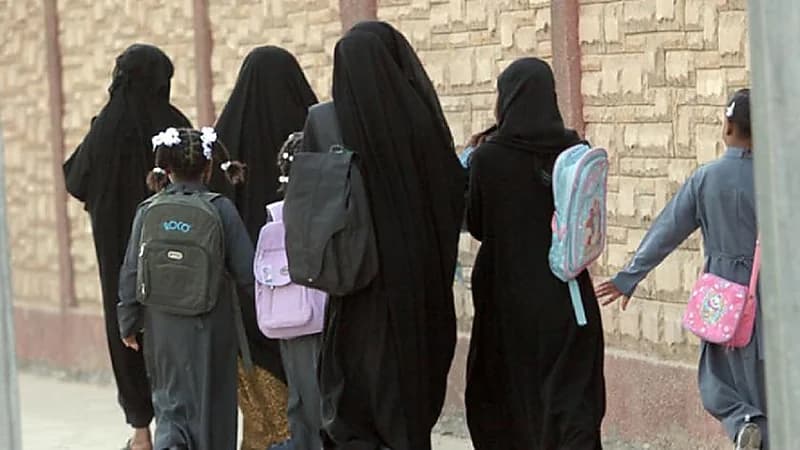 مدرسة ثانوية تمنع دخول الطالبات المتأخرات بأبها