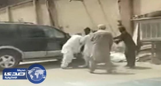 بالفيديو.. شاب يتمكن من فض مشاجرة حامية بين وافدين