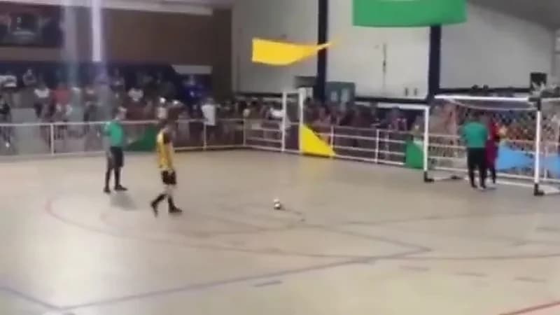 وفاة مأساوية لحارس مرمى بعد تصديه ركلة جزاء بصدره.. فيديو