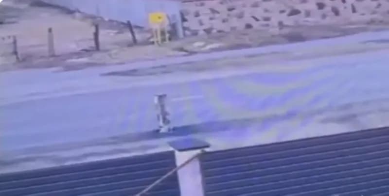 شاهد ..صاروخ روسي ينغرس وسط شارع قرب كييف ولا ينفجر