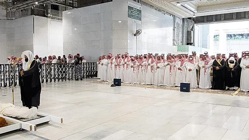 نائب أمير مكة يؤدي صلاة الميت على والدة الأمير مشعل بن ماجد.. صور