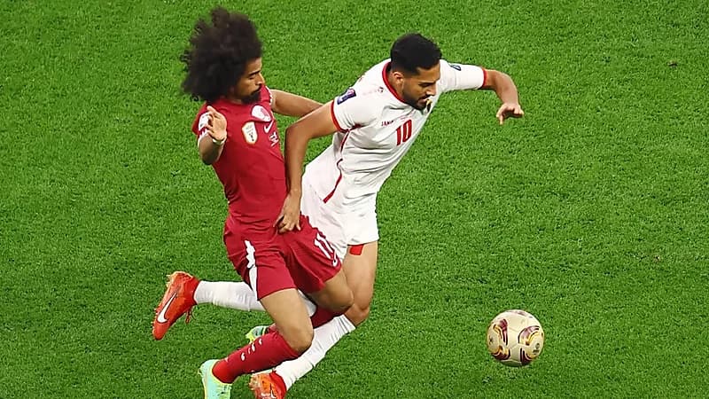 موسى التعمري يشير بالرشوة بعد حصول أكرم عفيف على أفضل لاعب .. فيديو