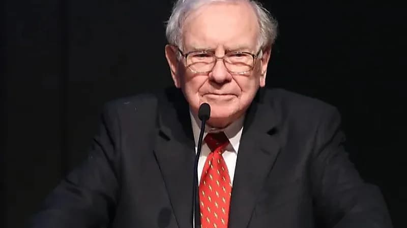 الملياردير وارن بافيت يجري مناقشات مع إدارة بايدن بشأن أزمة البنوك