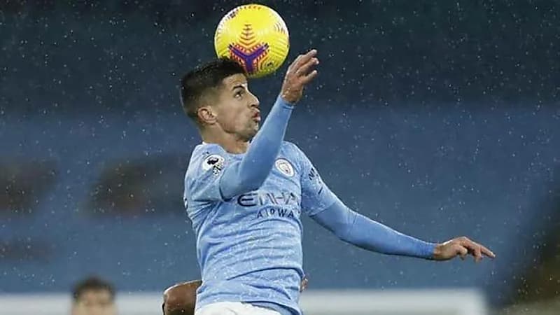 4 لصوص يعتدون على لاعب مانشستر سيتي