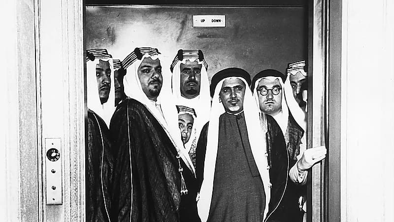 صورة تاريخية نادرة للملك فيصل رفقة الملك فهد ورشاد فرعون