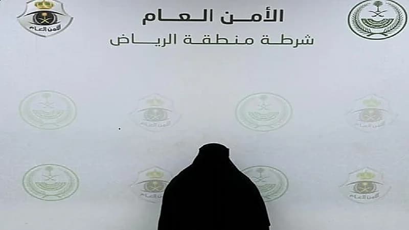 القبض على مخالفة لنشلها حقائب نسائية من مجمع تجاري بالرياض