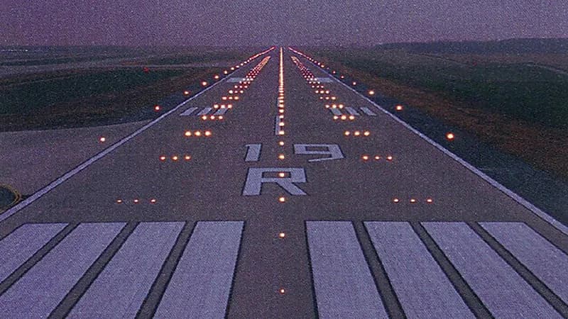 "الطيران المدني" يوضح ماذا تعني العلامات الضخمة على مدرج الطائرات