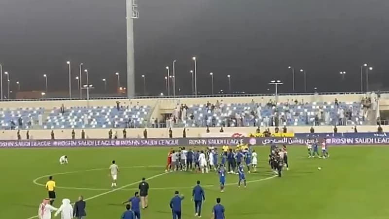 مشادة بين لاعب الفتح وحارس الأخدود بعد نهاية المباراة.. فيديو