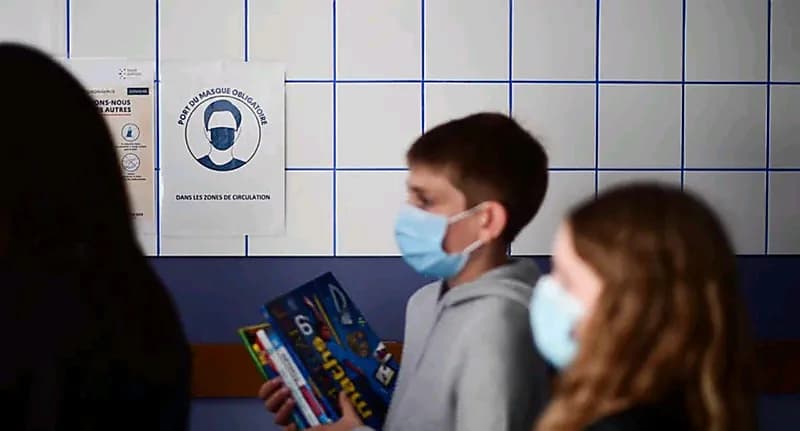 فرنسا تفرض على الأطفال لبس الكمامات في وسائل النقل