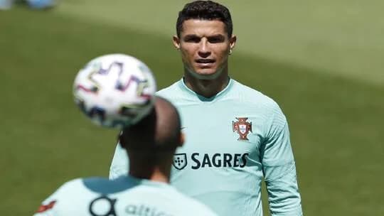 بالفيديو.. رونالدو ينفذ مقلب غريب في بيبي خلال تدريب البرتغال