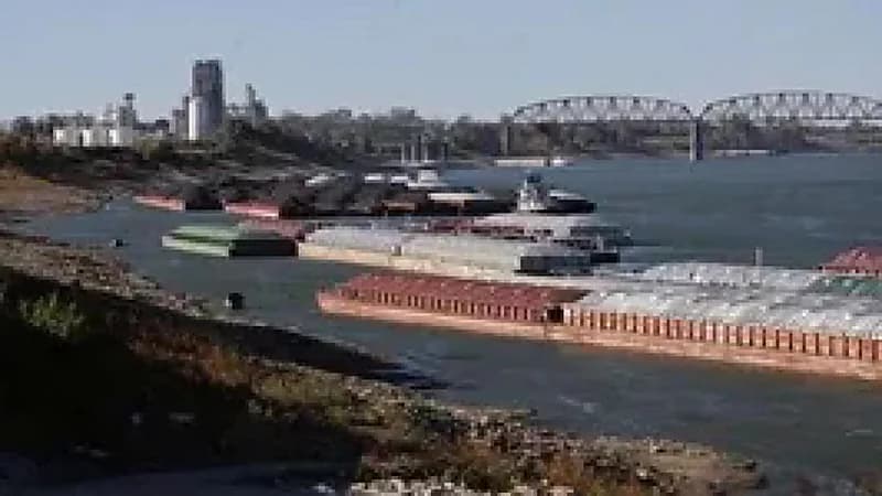 غرق جزئي لبارجة أمريكية محملة بـ 1.4 ألف طن مواد سامة في نهر أوهايو