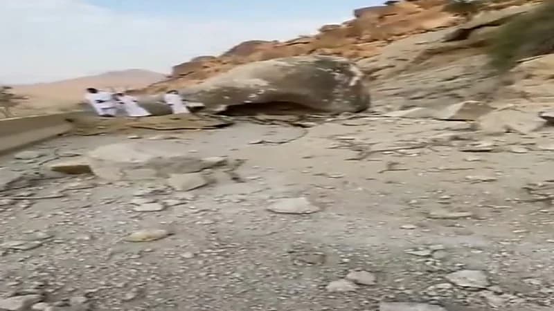 شاهد.. آثار سقوط صخرة كبيرة من جبل بعرض الطريق في النماص