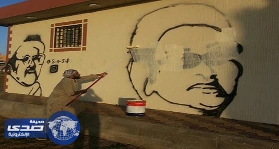 صور وفيديو| بلدية خميس مشيط تطمس صور " مُغنين " على جدران مبنى حكومي